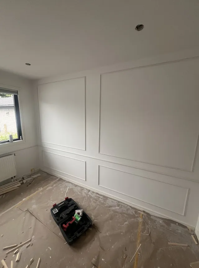 Rum med nye vægpaneler under renovering
